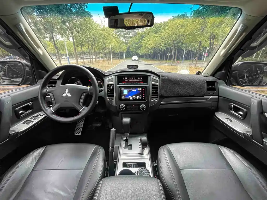 Mitsubishi Pajero 2015 — фото 17