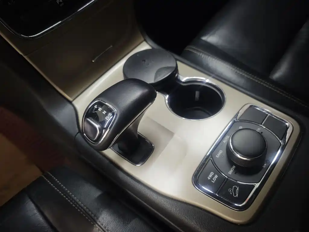 Jeep Grand Cherokee 2015 — фото 12