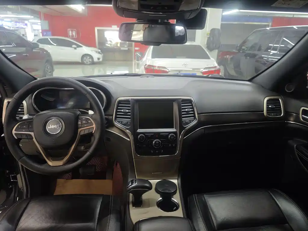 Jeep Grand Cherokee 2015 — фото 10