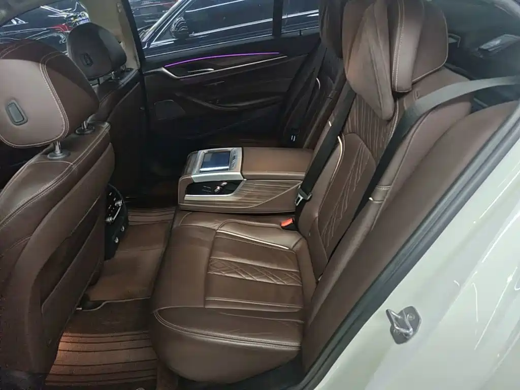 BMW 5 Series 2019 — фото 17