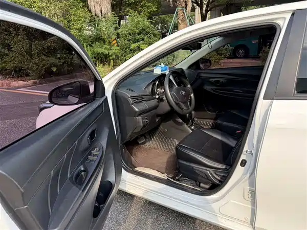 Toyota Yaris L 2021