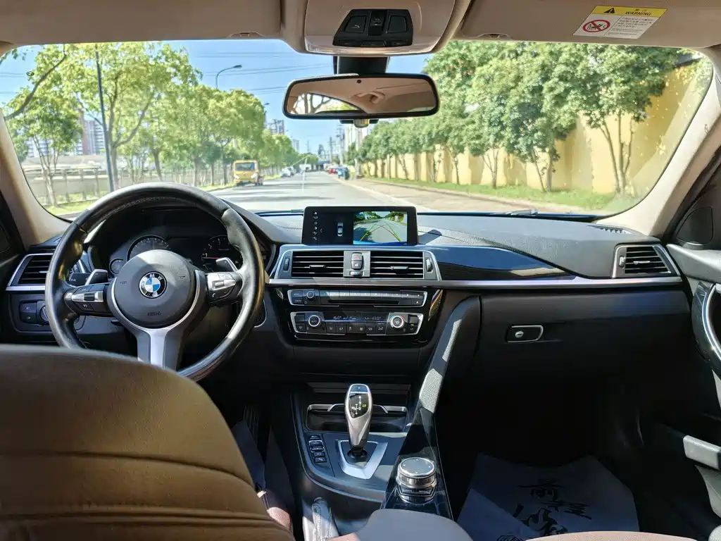 BMW 3 Series 2018 — фото 17