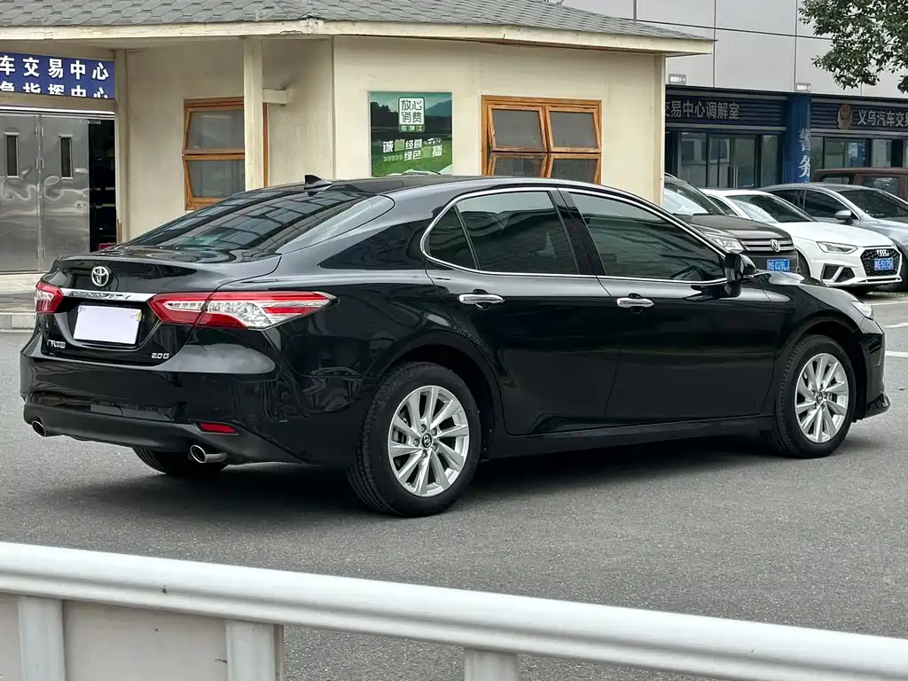 Toyota Camry 2023 — фото 12