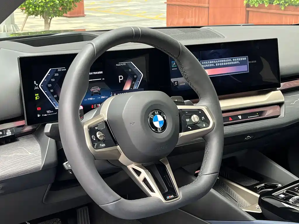 BMW 5 Series 2025 — фото 19