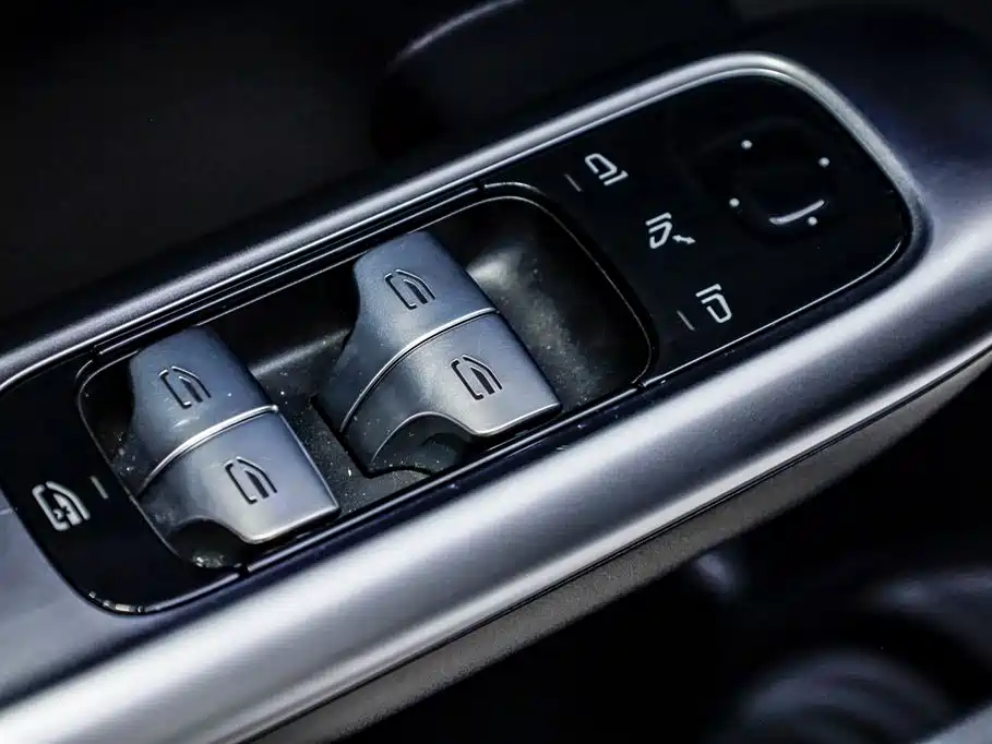 Mercedes-Benz C-Class 2023 — фото 12
