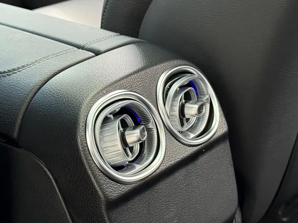 Mercedes-Benz C-Class 2023 — фото 19
