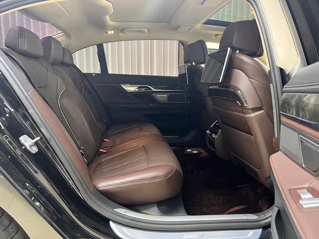 BMW 7 Series 2016 — фото 11