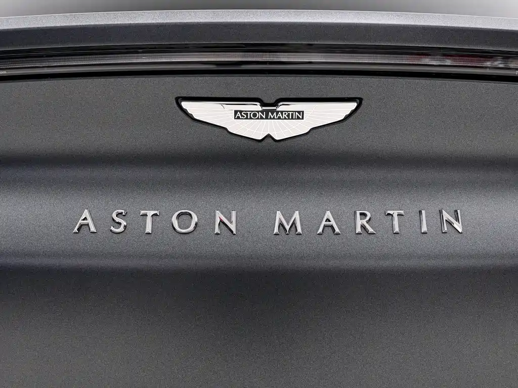 Aston Martin DBX 2025 — фото 10