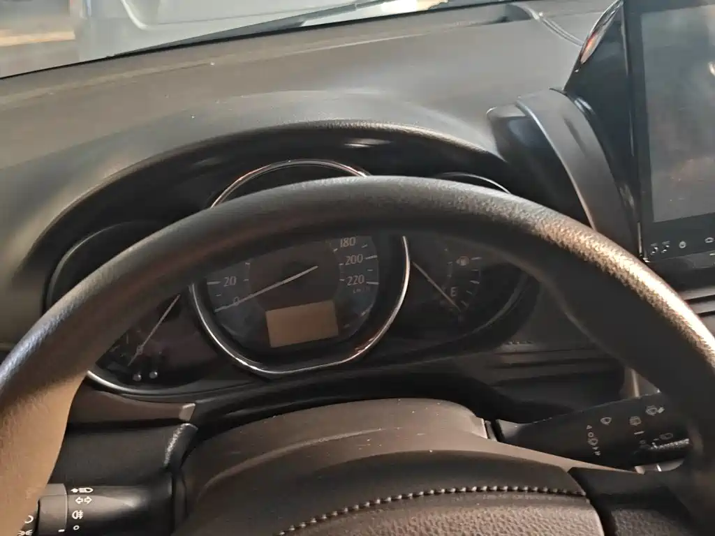 Toyota Yaris L 2016 — фото 12