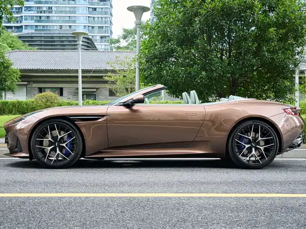 Aston Martin DB12 2025