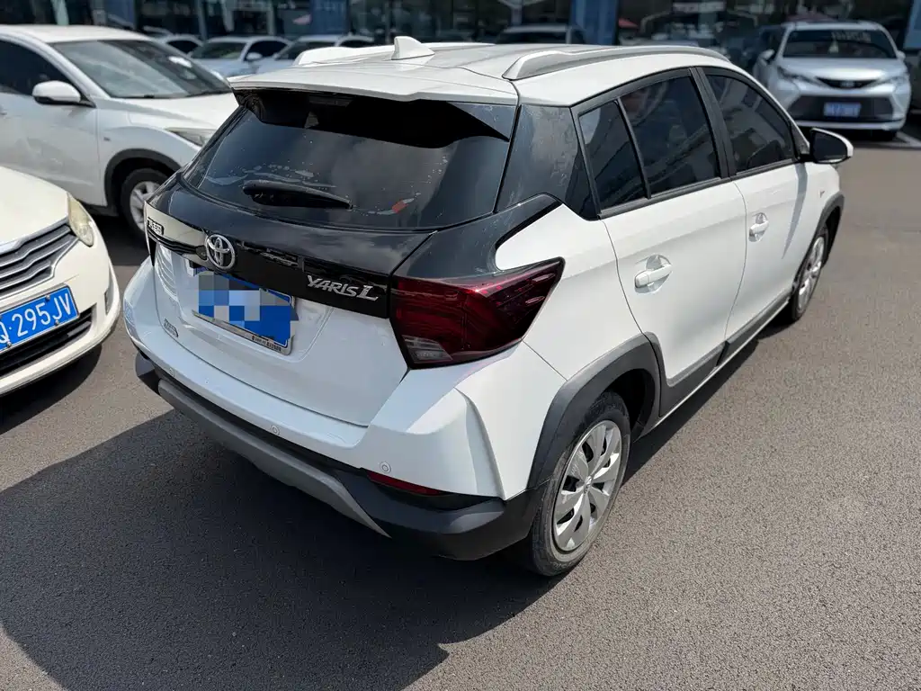 Toyota Yaris L 2022 — фото 12