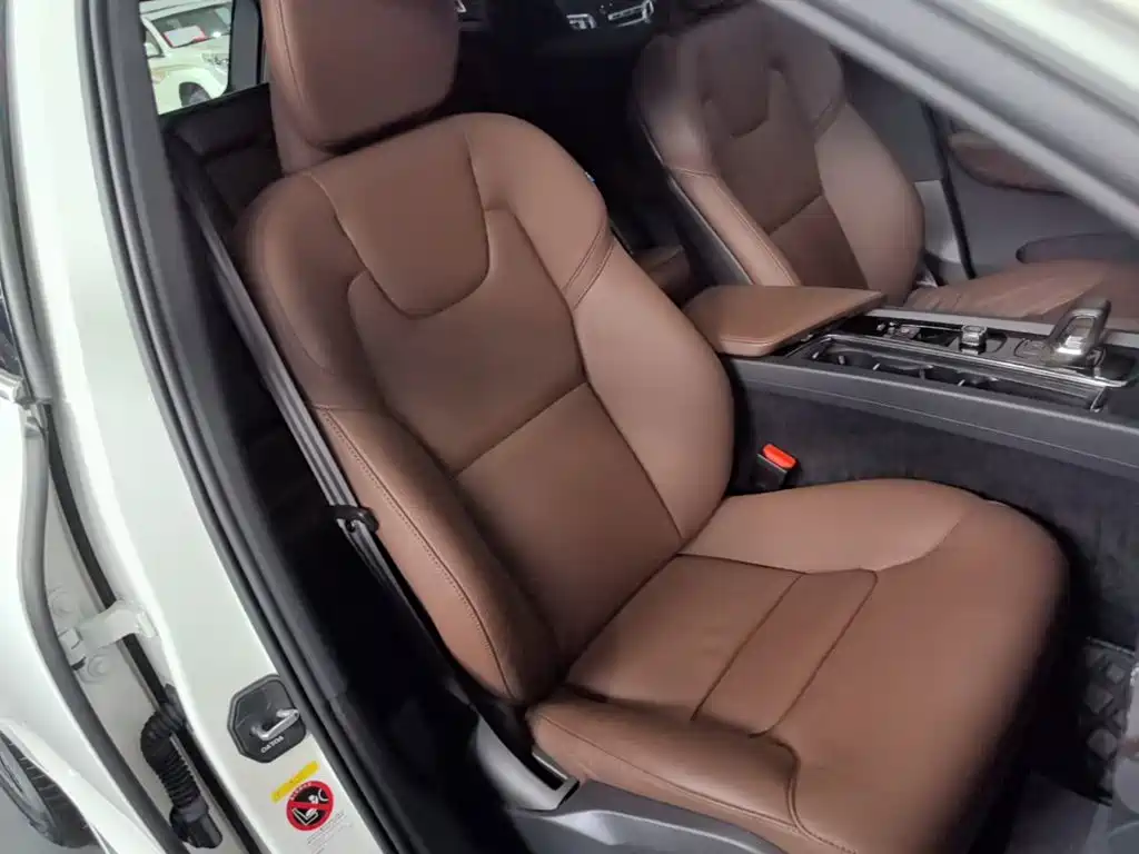 Volvo XC60 2023 — фото 25