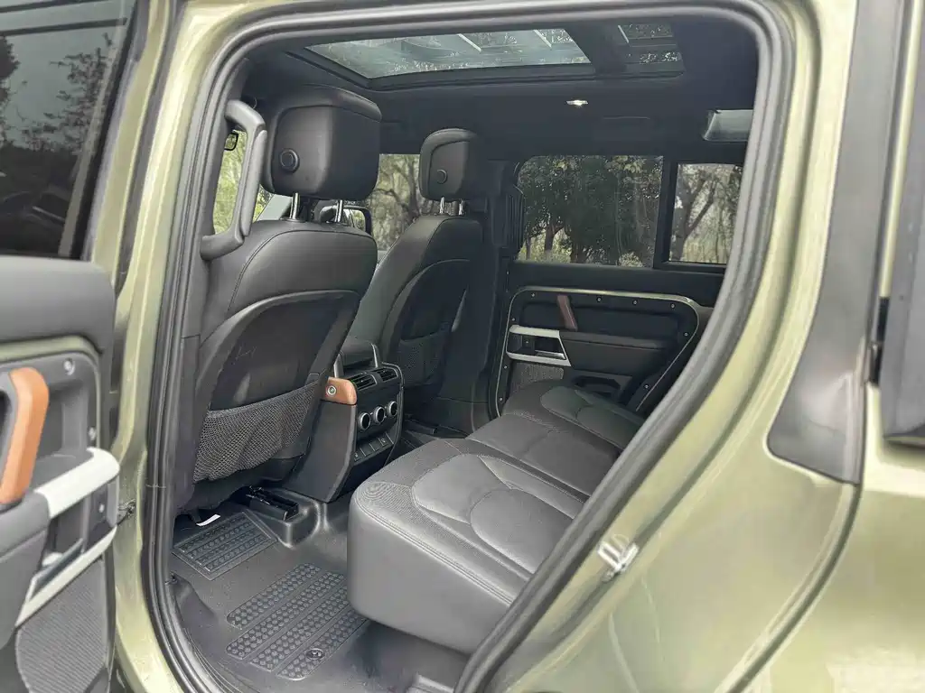 Land Rover Defender 2023 — фото 10