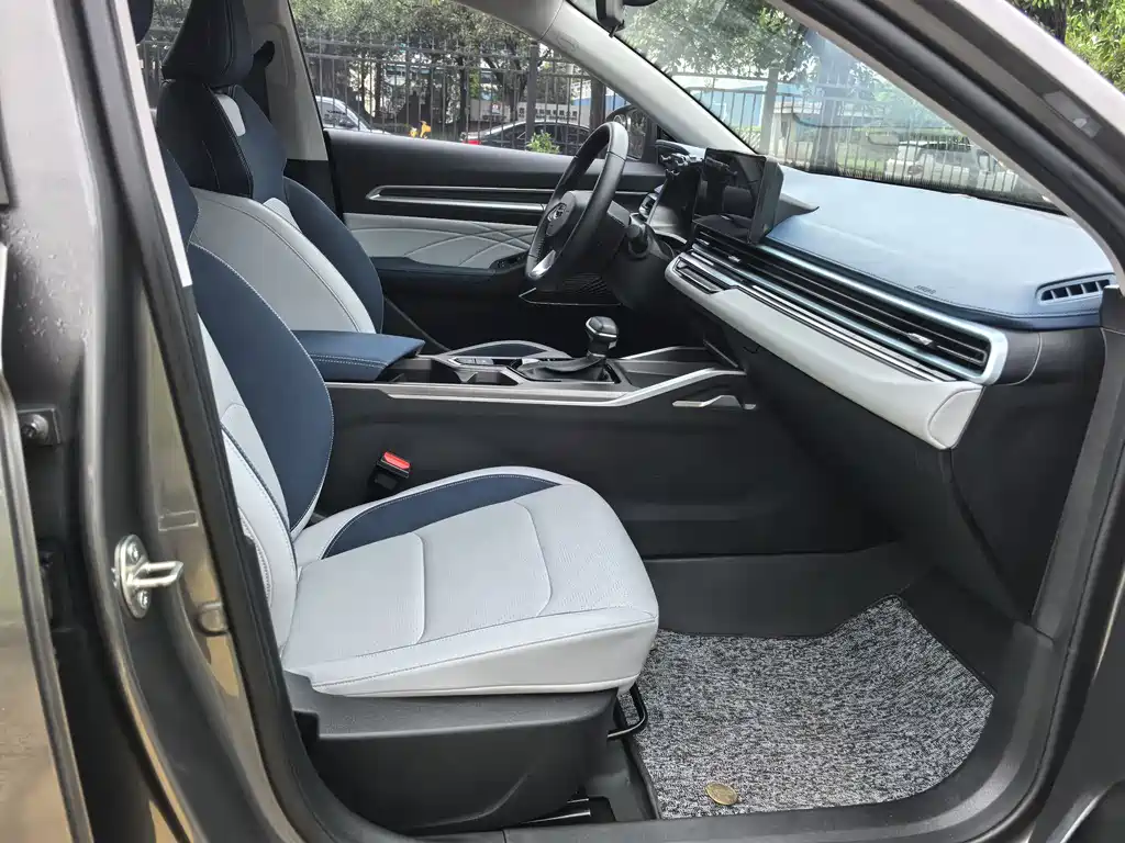 Geely Emgrand 2022