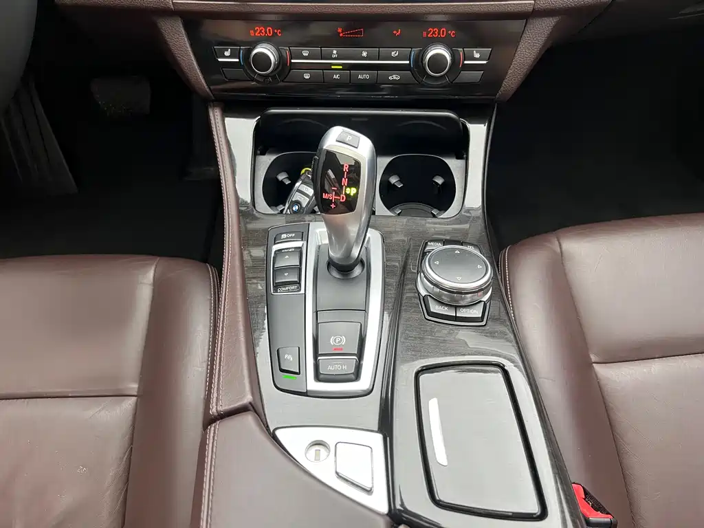 BMW 5 Series 2017 — фото 19