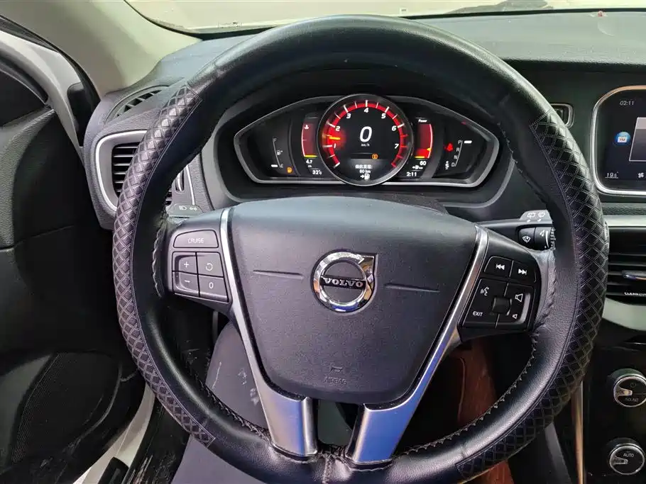 Volvo V40 2017 — фото 15