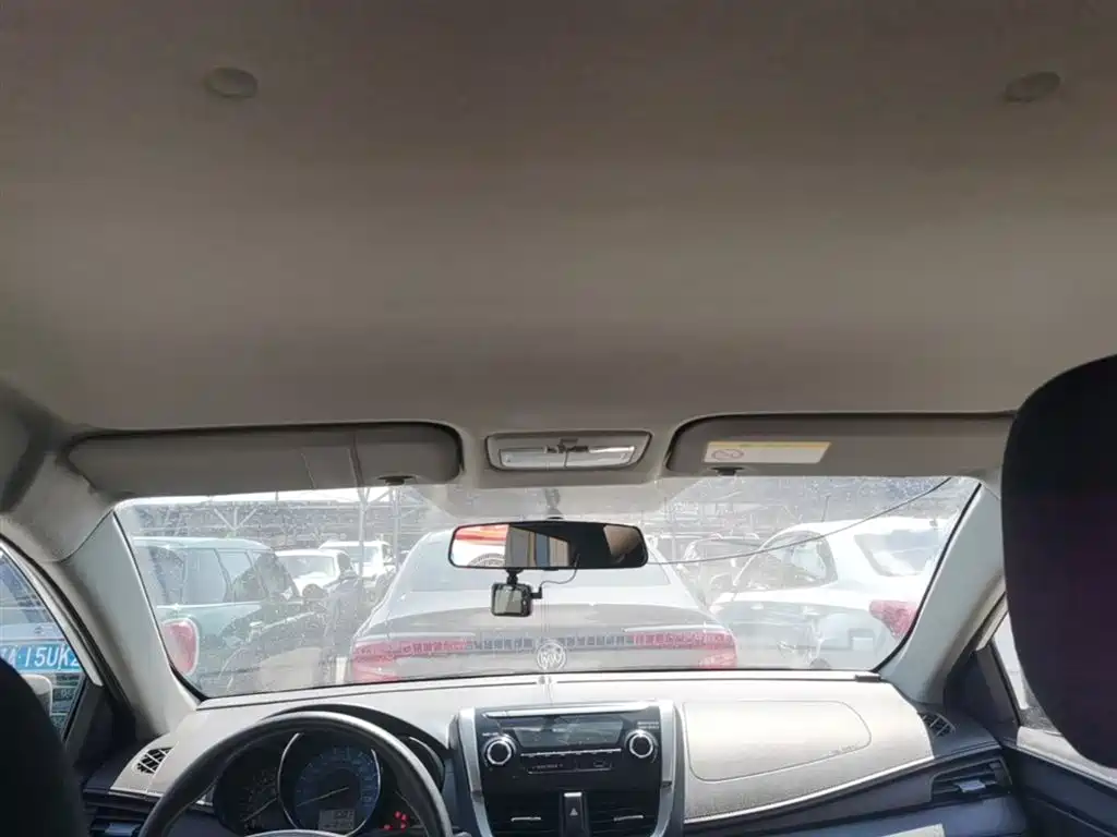 Toyota Yaris L 2015 — фото 18