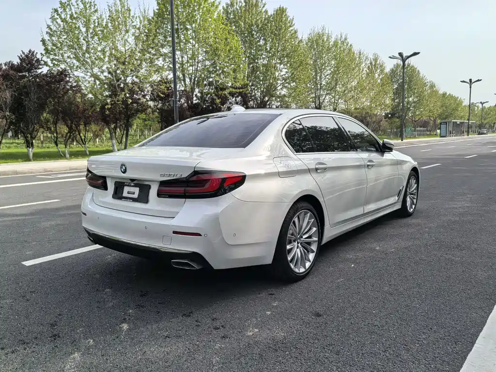 BMW 5 Series 2021 — фото 10