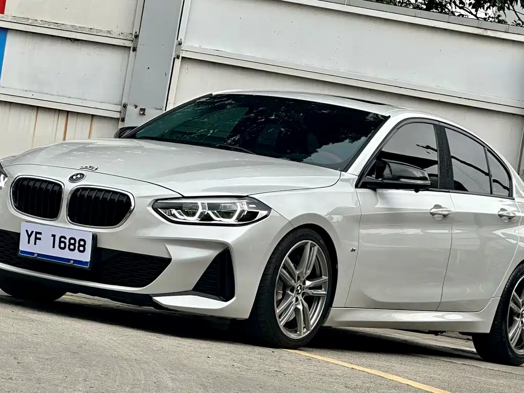BMW 1 Series 2019 — фото 1