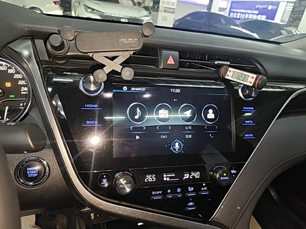 Toyota Camry 2019 — фото 13