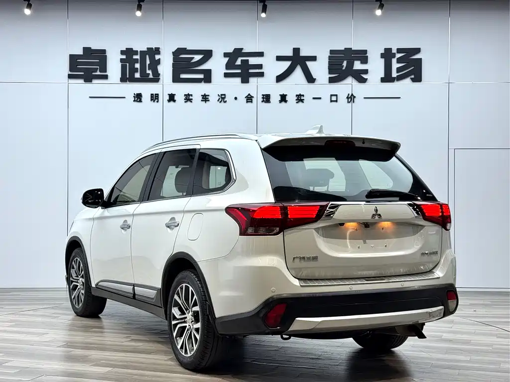 Mitsubishi Outlander 2018 — фото 5