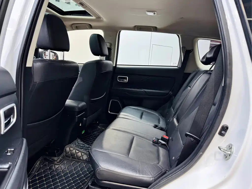 Mitsubishi Outlander 2018 — фото 10