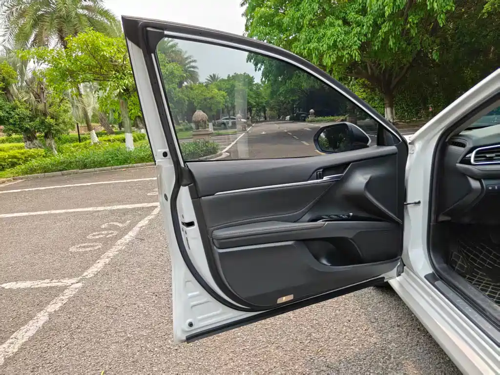 Toyota Camry 2022 — фото 11