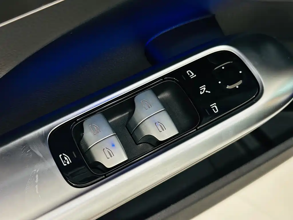Mercedes-Benz C-Class 2024 — фото 12