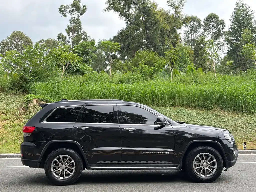Jeep Grand Cherokee 2016 — фото 10