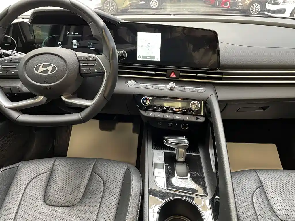 Hyundai Elantra 2024