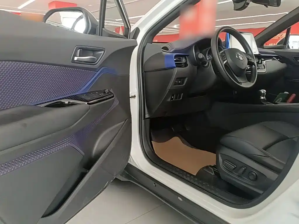 Toyota C-HR 2020 — фото 16