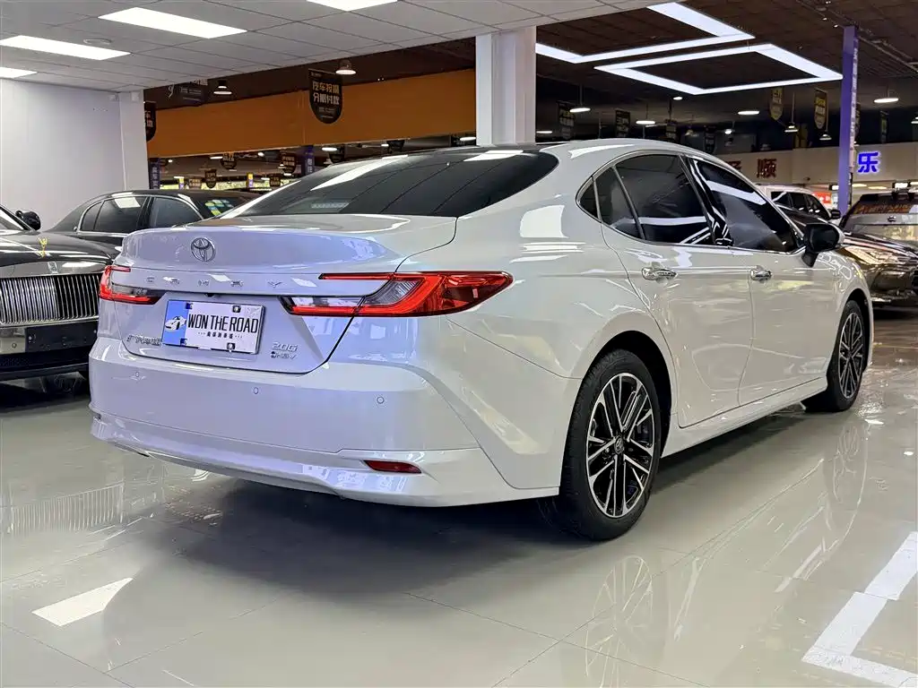 Toyota Camry 2024 — фото 7