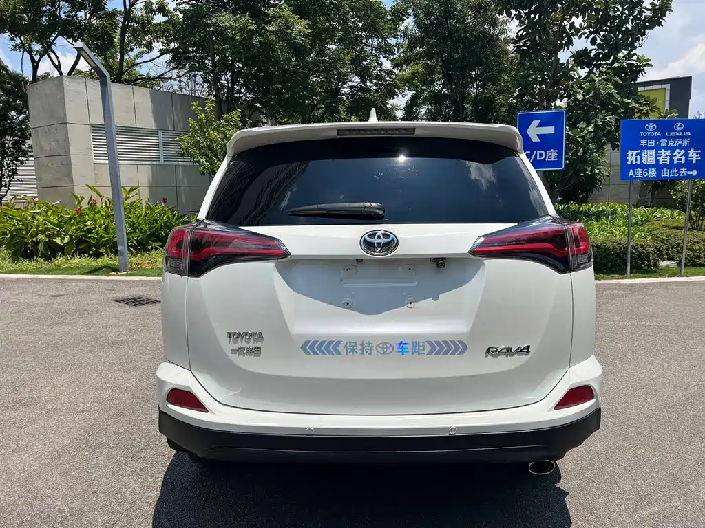 Toyota RAV4 2019 — фото 14