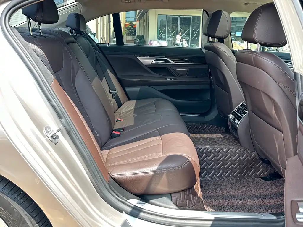 BMW 7 Series 2017 — фото 14