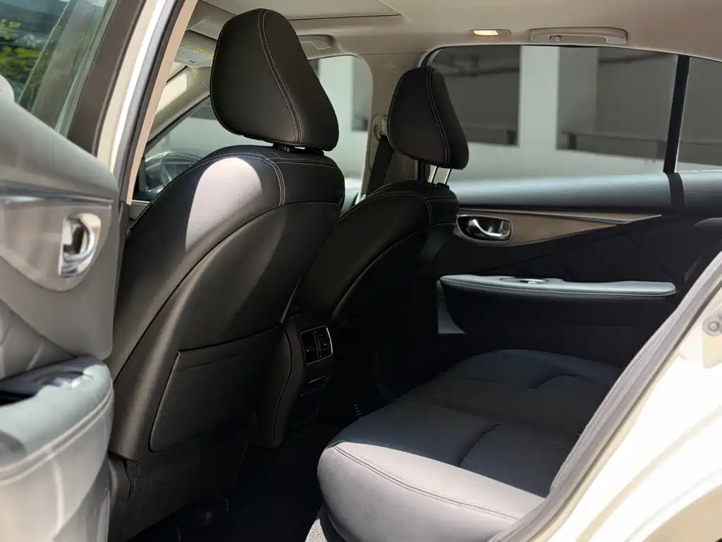 Infiniti Q50L 2015 — фото 11