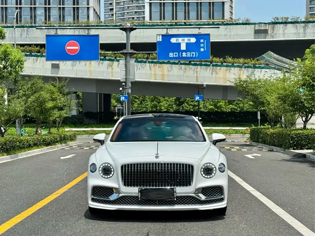 Bentley Flying Spur Plug-In Hybrid 2023 — фото 1