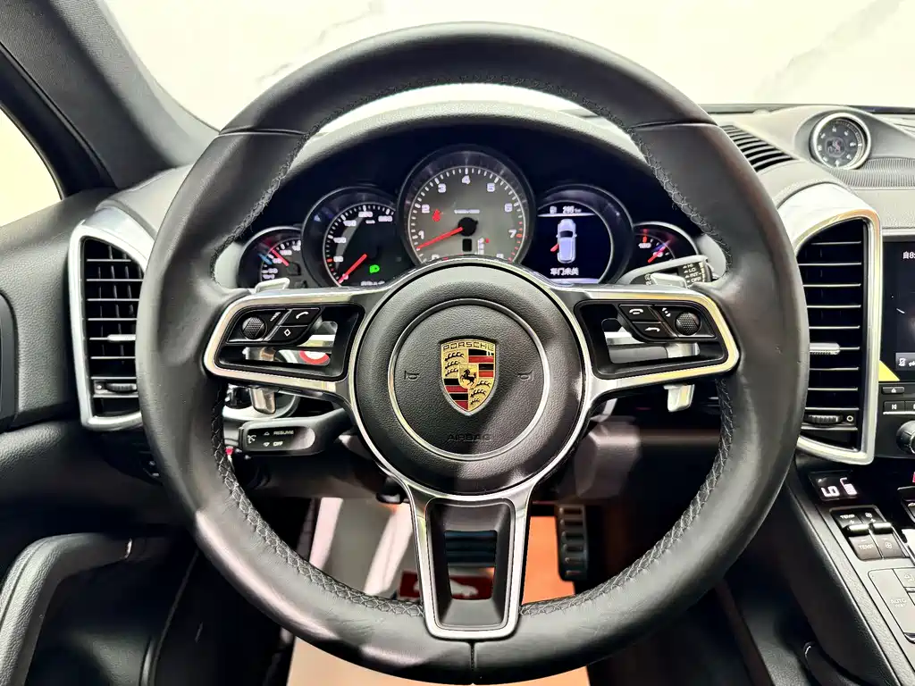 Porsche Cayenne 2016 — фото 16