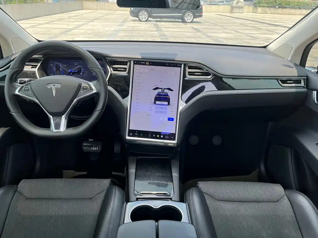 Tesla Model X 2017 — фото 12