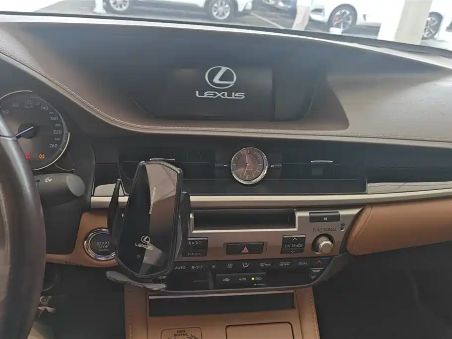 Lexus ES 2018 — фото 13