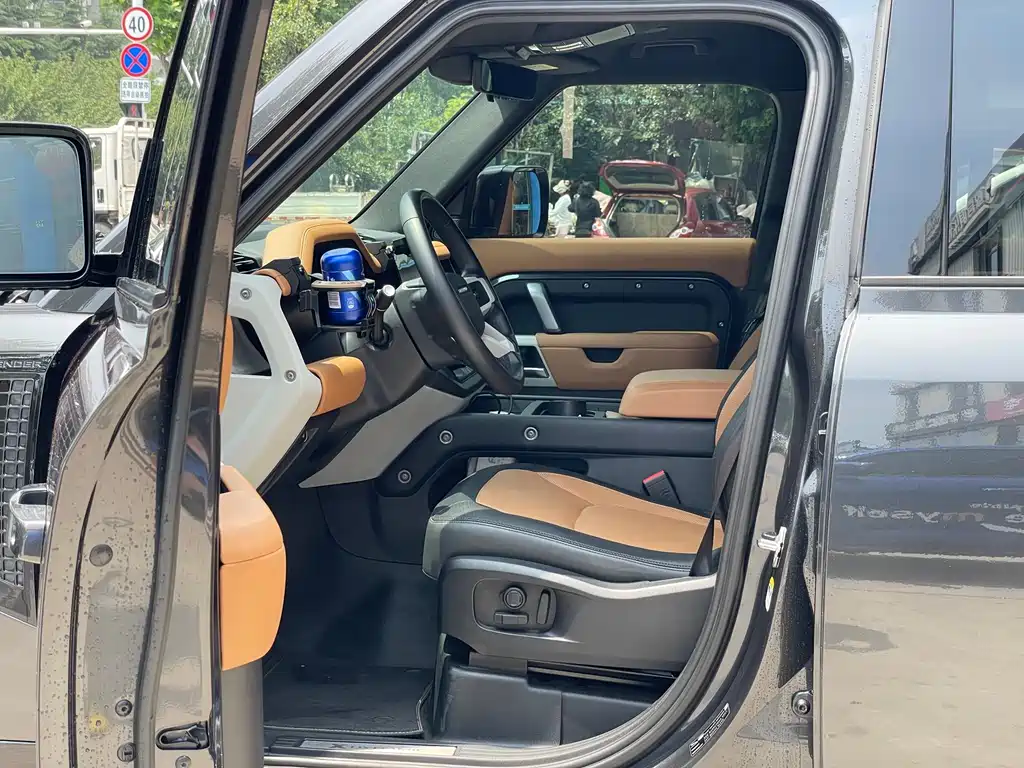 Land Rover Defender 2022