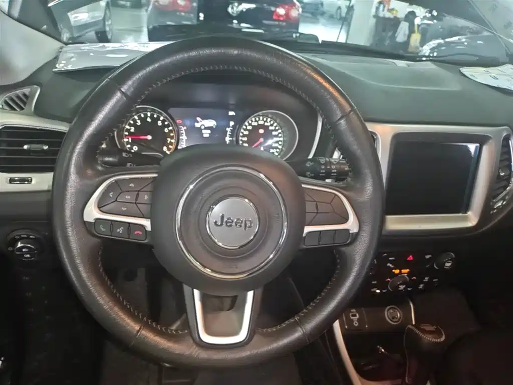Jeep Compass 2017 — фото 11
