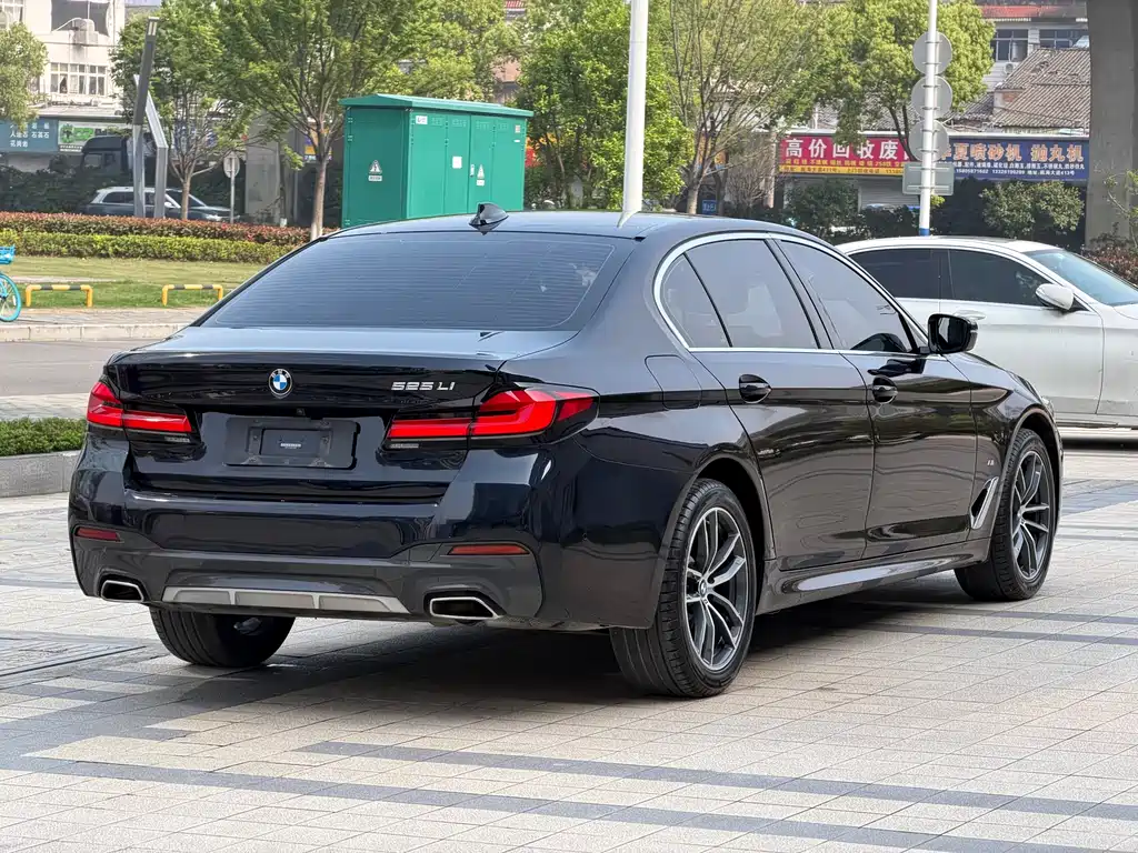 BMW 5 Series 2021 — фото 10
