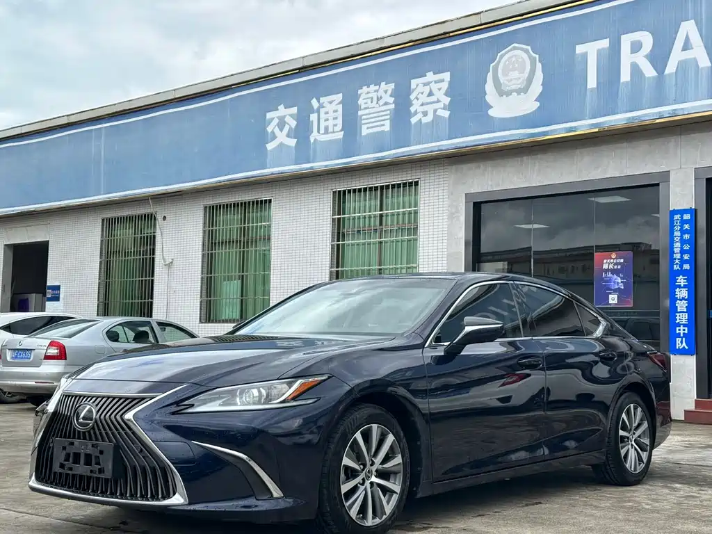 Lexus ES 2019