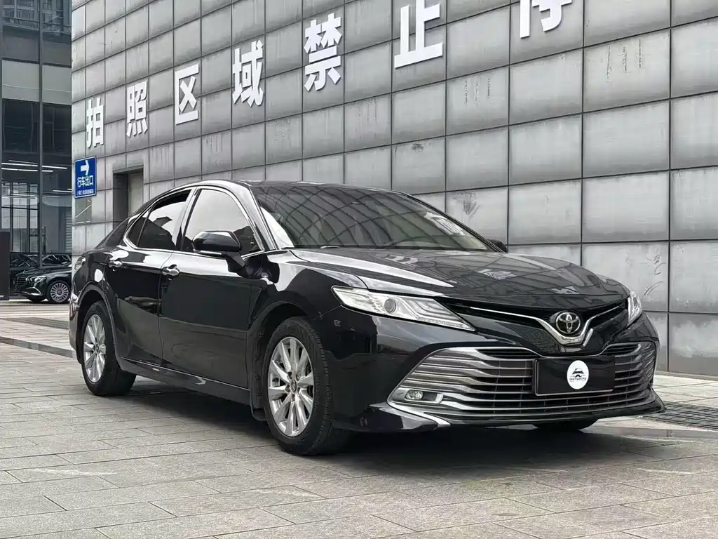 Toyota Camry 2018 — фото 3