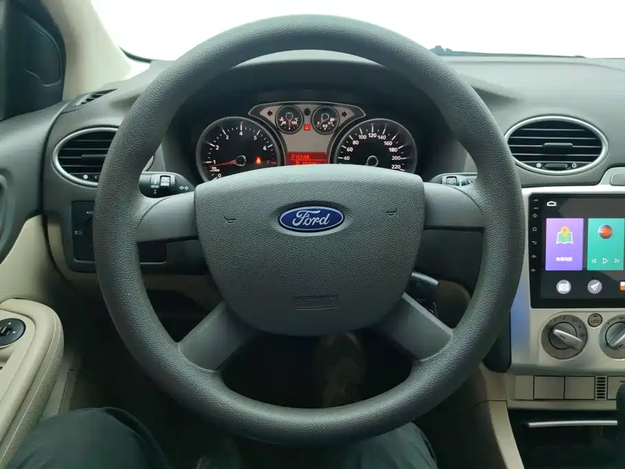 Ford Focus 2012 — фото 15