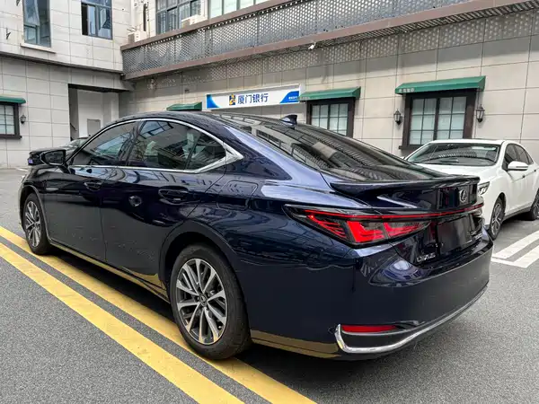 Lexus ES 2025
