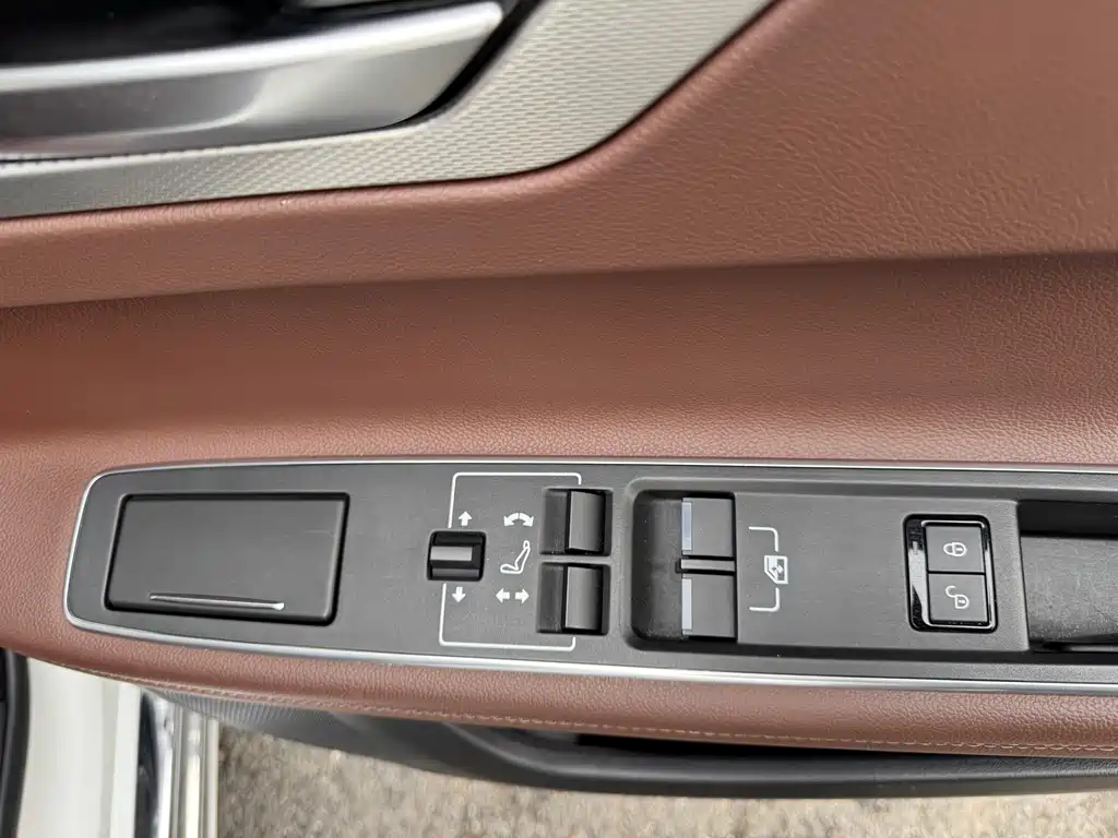 Jaguar XFL 2018 — фото 17