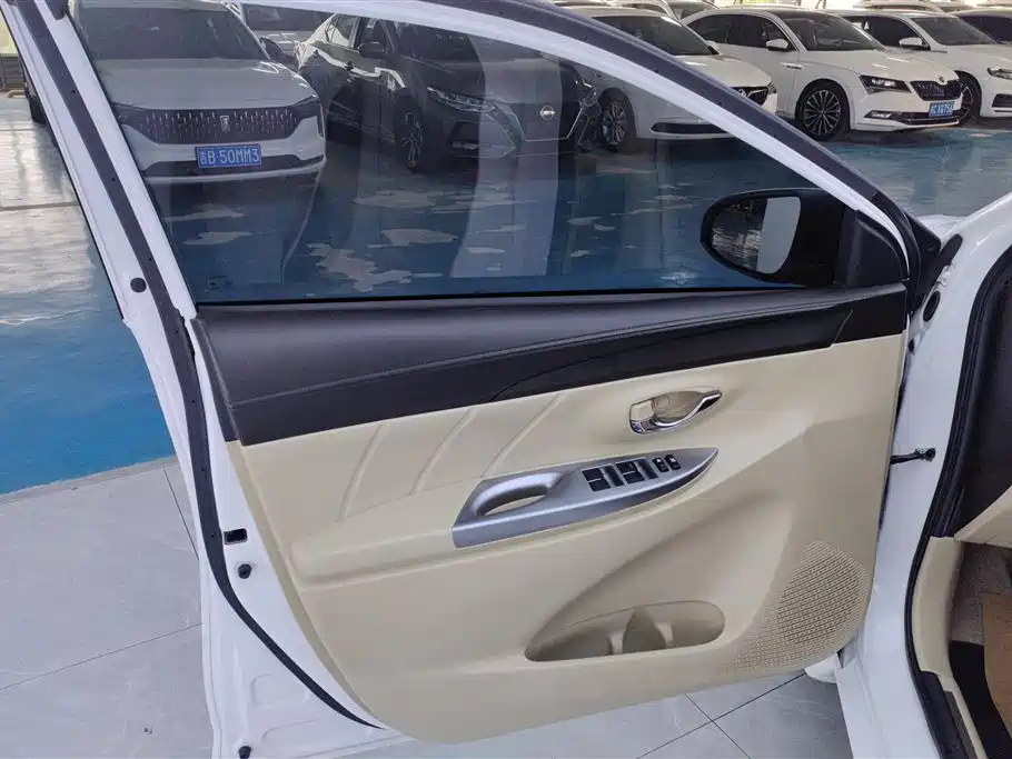 Toyota Yaris L 2015