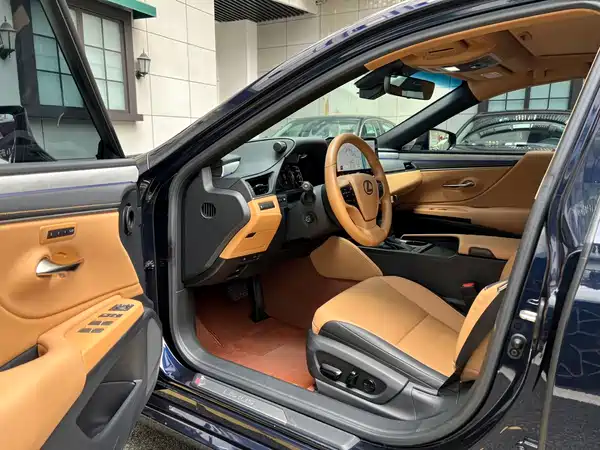 Lexus ES 2025