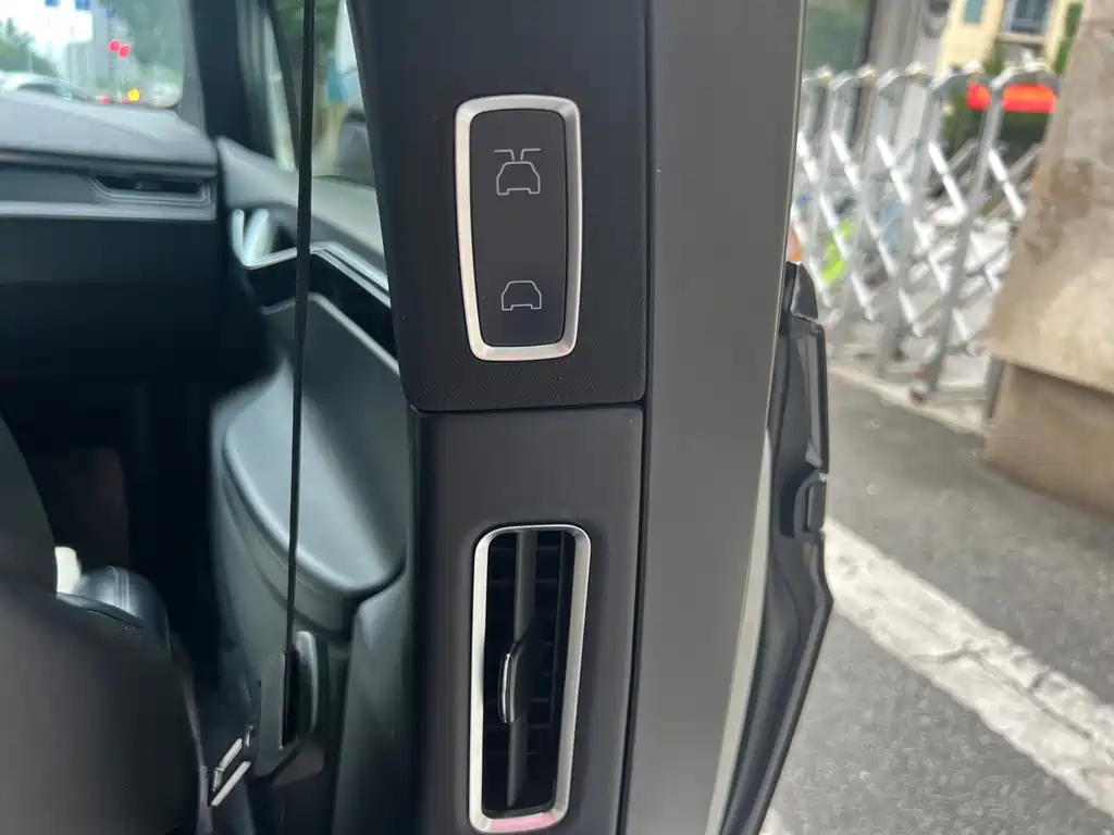 Tesla Model X 2018 — фото 26